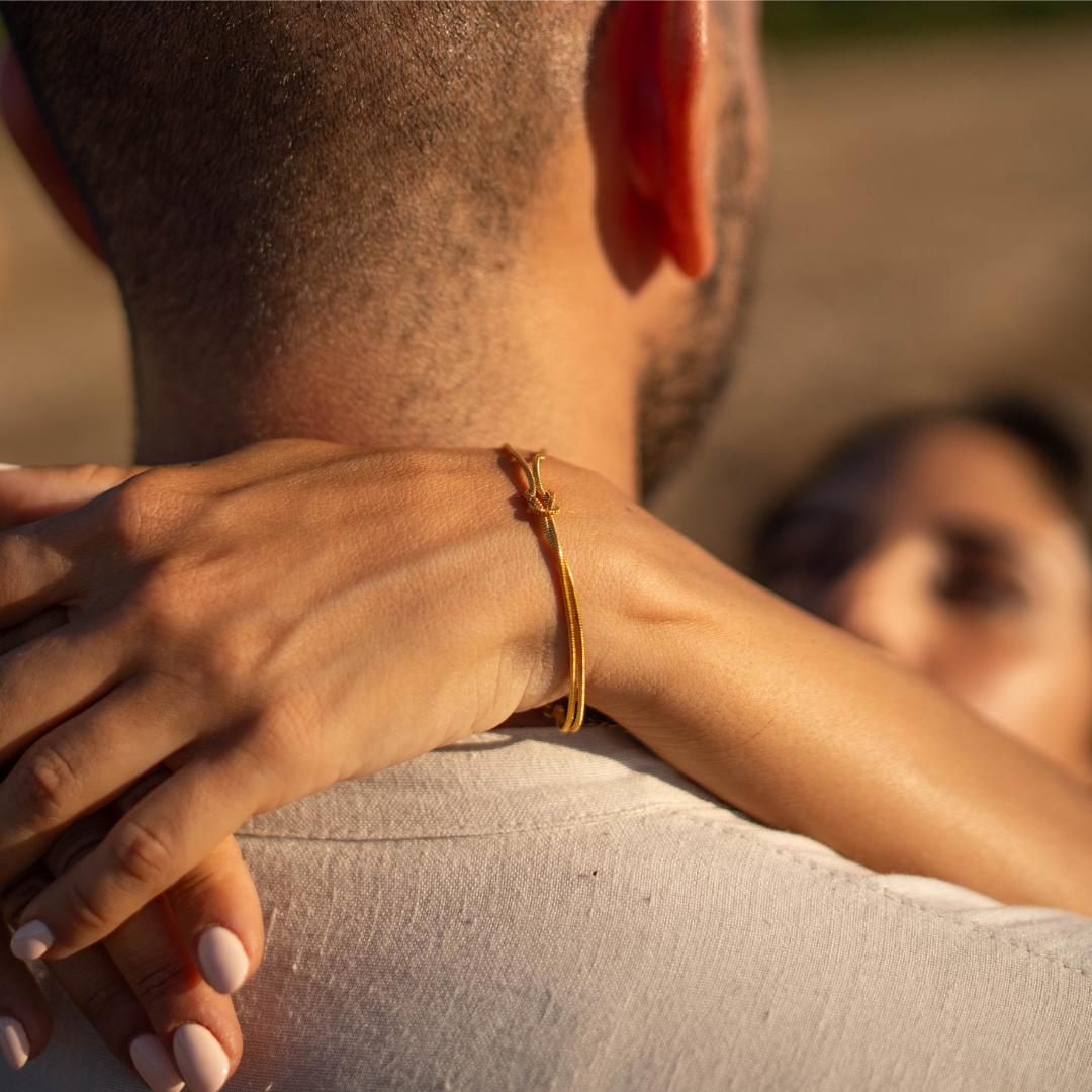 Bracciale Minimalista con Nodo d'Amore