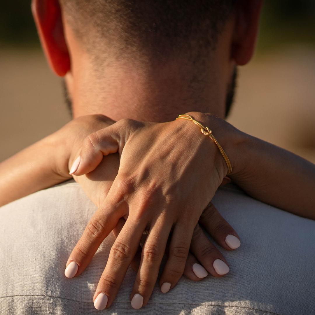 Bracciale Minimalista con Nodo d'Amore
