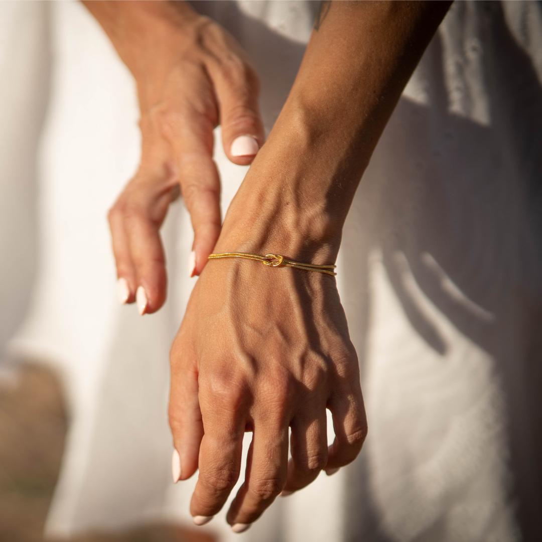 Bracciale Minimalista con Nodo d'Amore