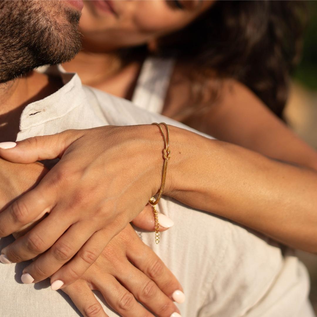 Bracciale Minimalista con Nodo d'Amore