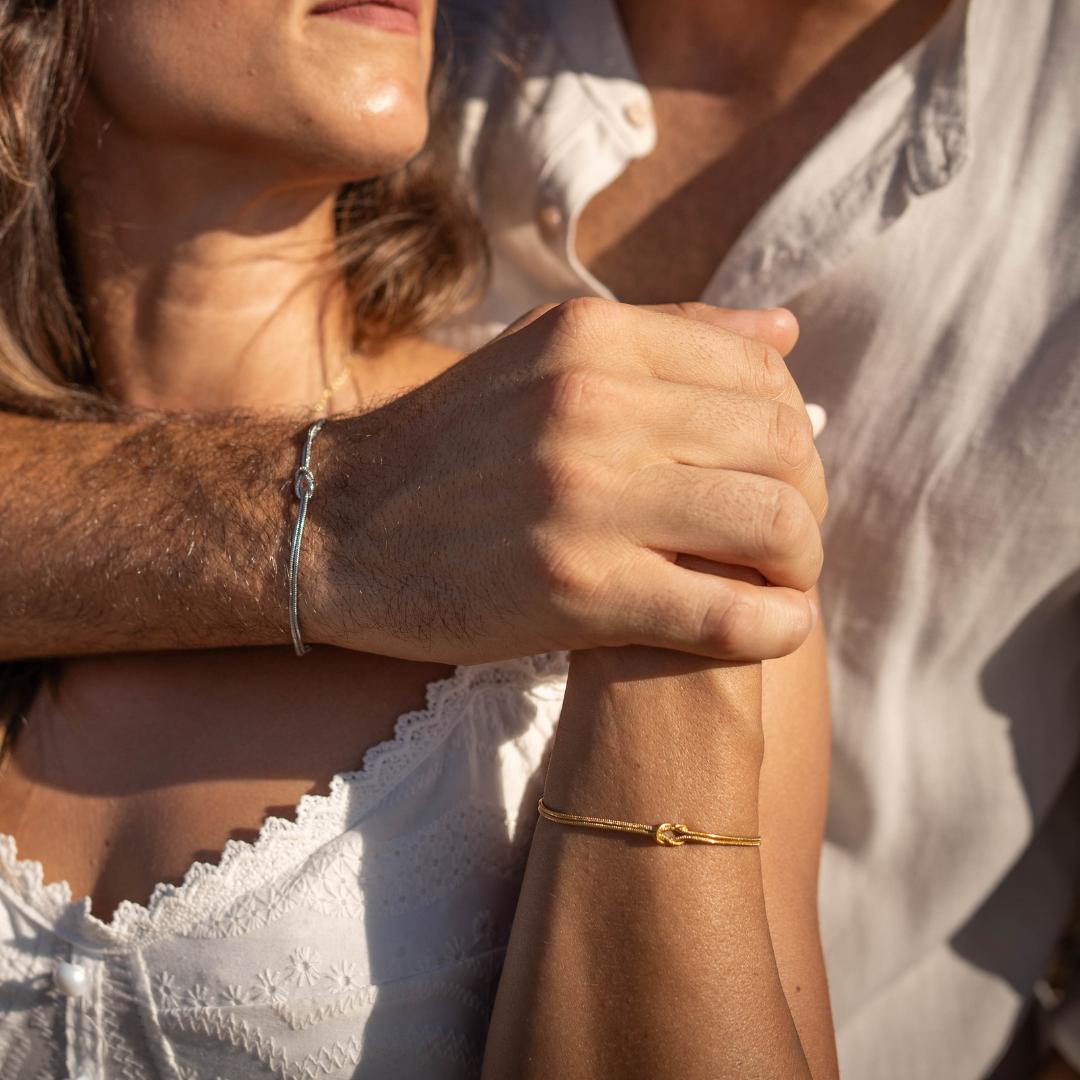Bracciale Minimalista con Nodo d'Amore