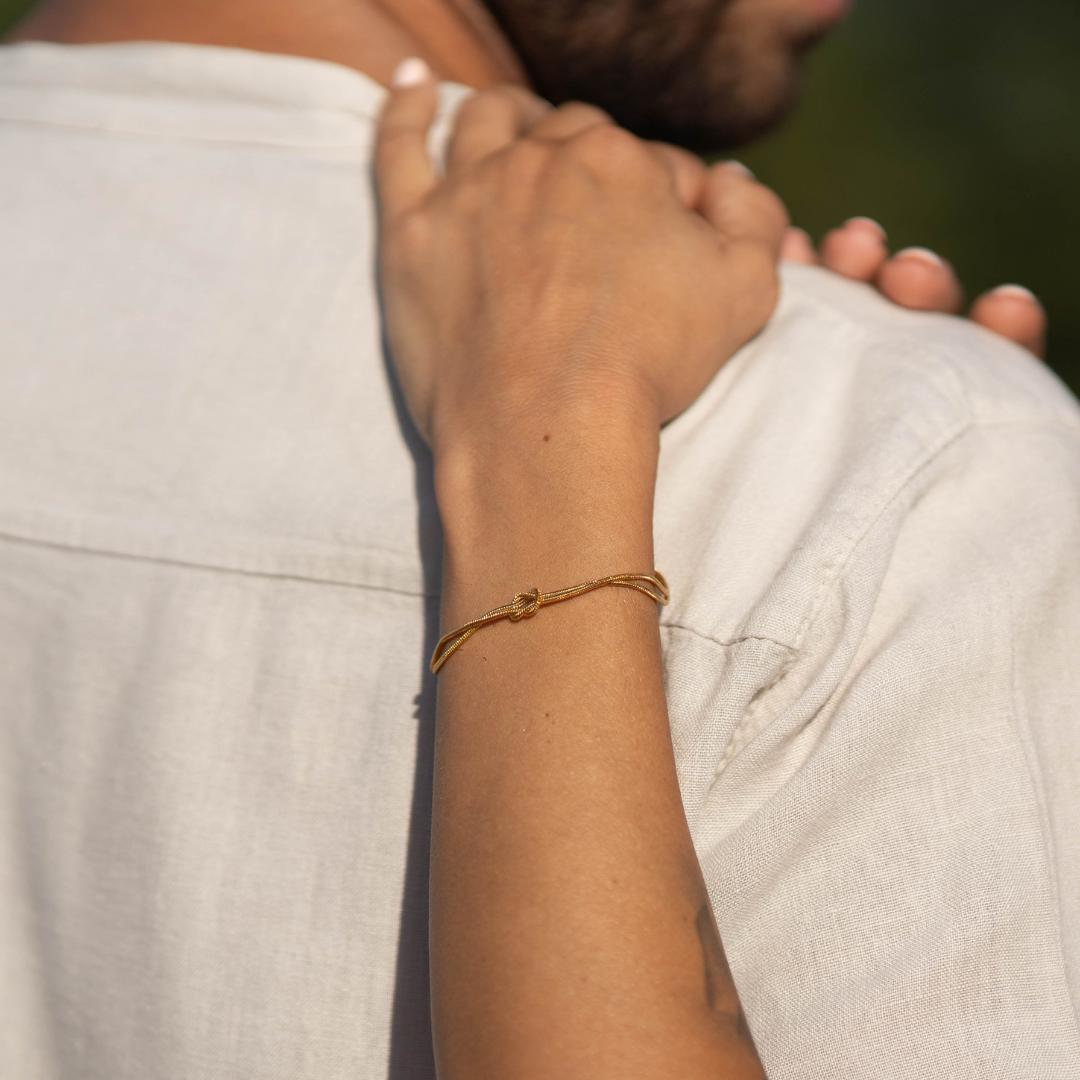Bracciale Minimalista con Nodo d'Amore