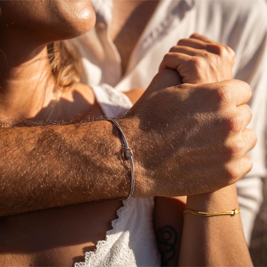 Bracciale Minimalista con Nodo d'Amore