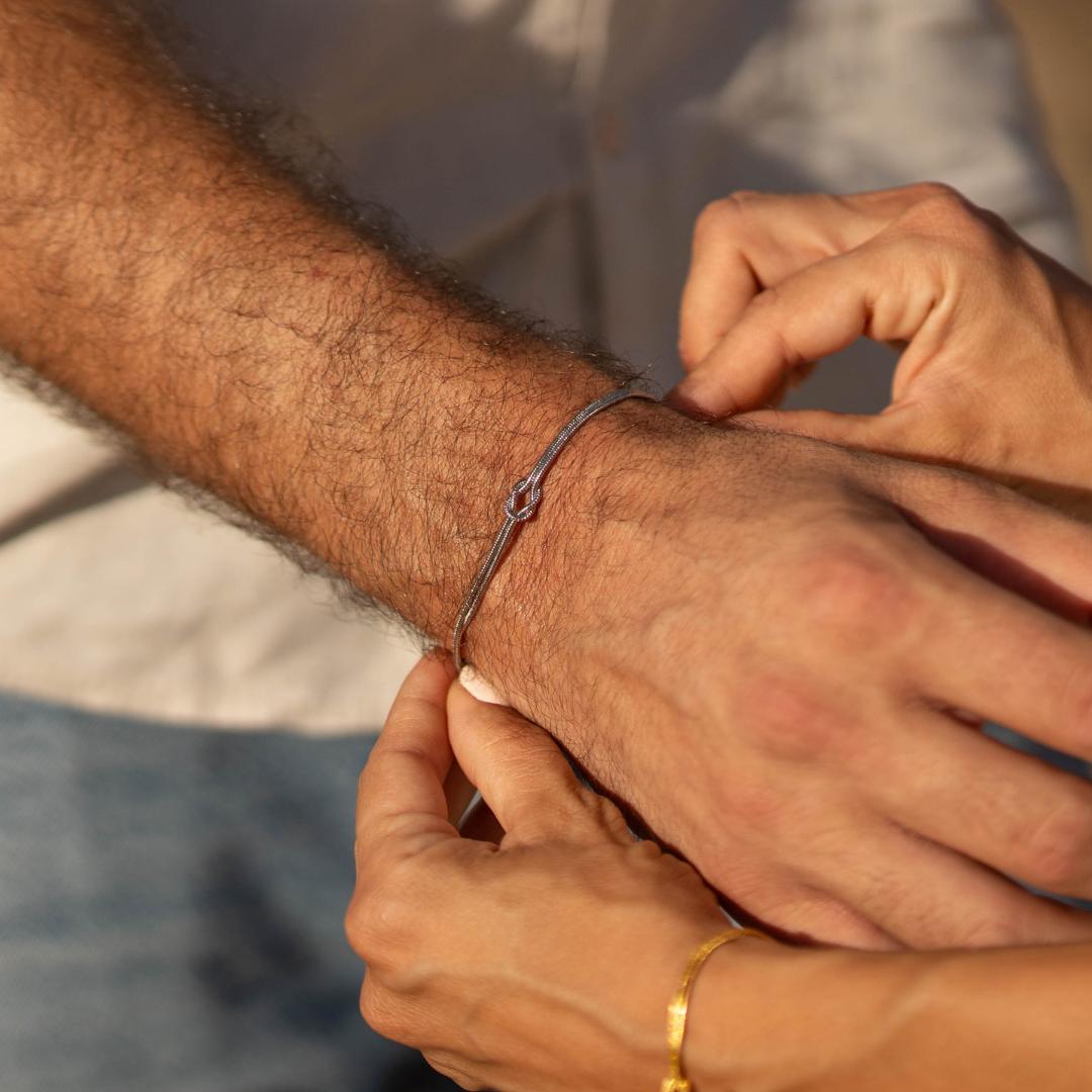 Bracciale Minimalista con Nodo d'Amore