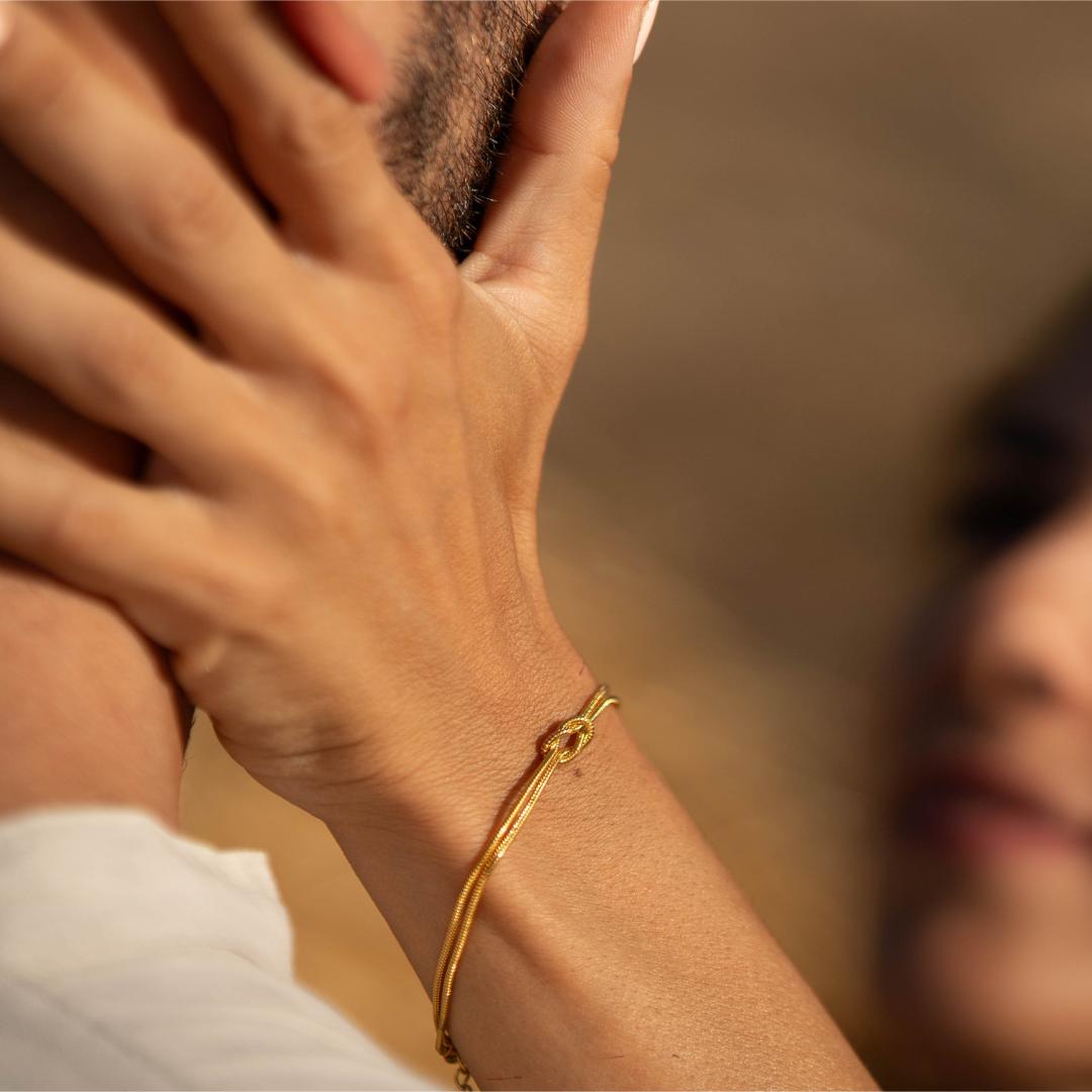 Bracciale Minimalista con Nodo d'Amore